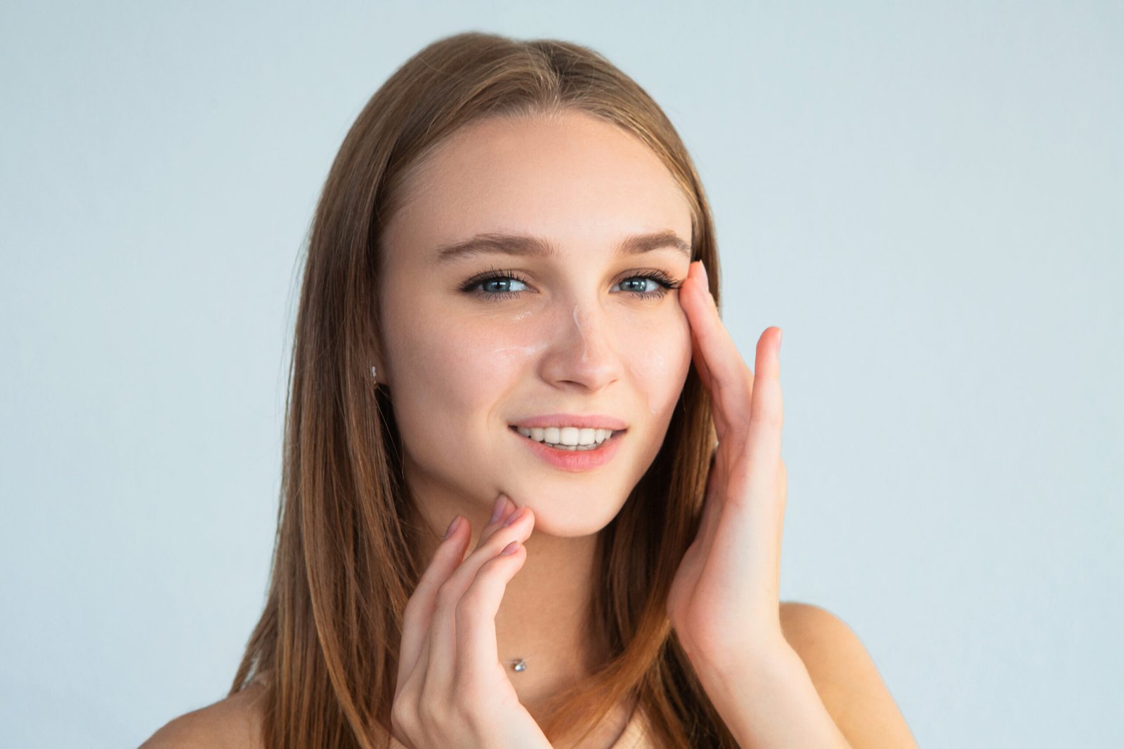 Bienfaits d’une Crème Taches Brunes pour Éclaircir et Uniformiser le Teint 2025