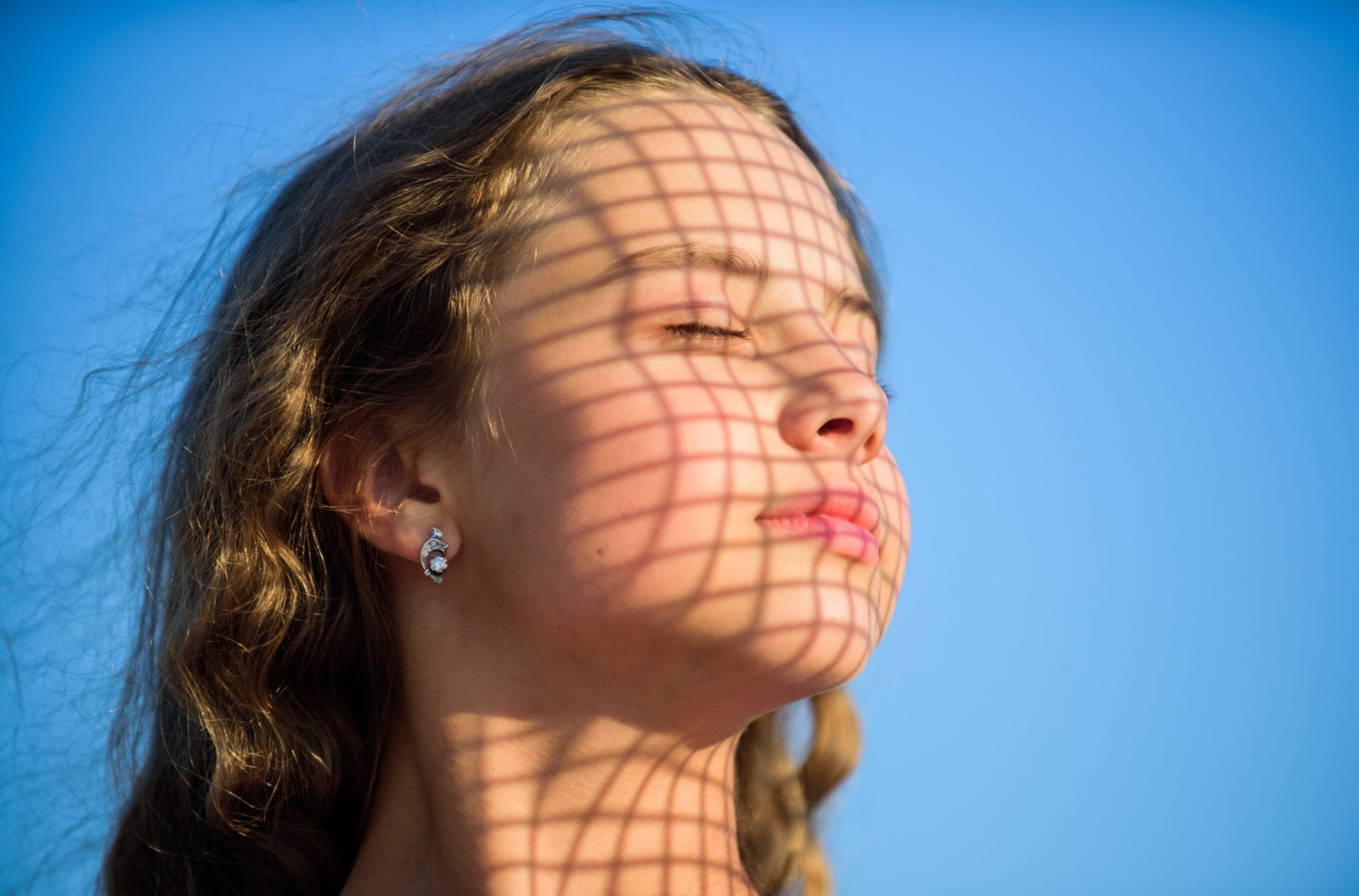 18 Raisons Essentielles d’Adopter une Crème Solaire Peau Sensible pour Protéger, Apaiser et Préserver l’Équilibre du Visage